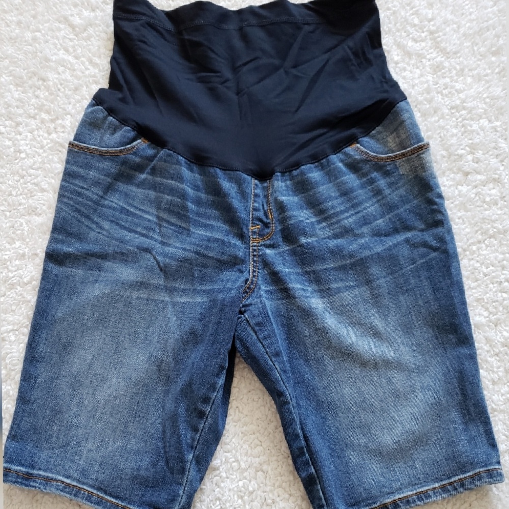 MATERNITY Liz Lange Denim Shorts Size Medium